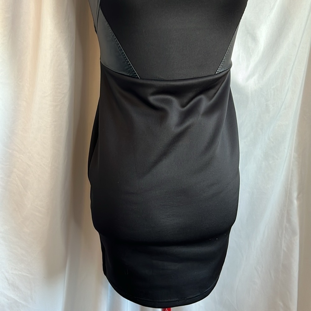 XS10 Suzy shein sleeveless leather like detailed dress - Picture 3 of 13
